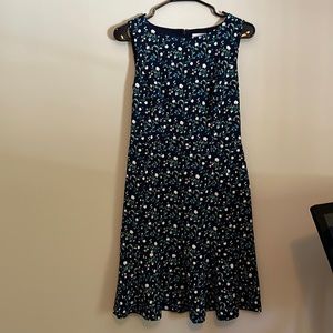 Blue floral sleeveless flounce dress.